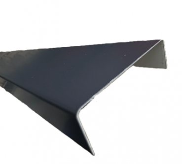 Detailansicht des Stahl-U-Profils 0,75 mm stark, Kanten innen gekantet.